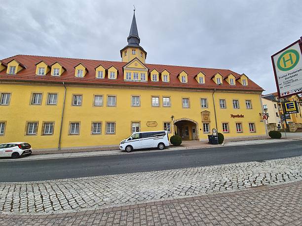 Weg_zum_Pflegestudio_von_der_Bushaltestelle_aus_durch_den_Torbogen_beim_Reisebuero_gehen